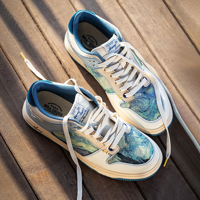 Sneaker ispirate alla notte stellata di Van Gogh