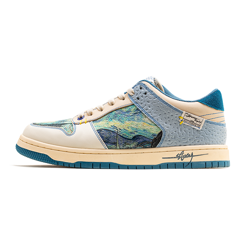 Sneaker ispirate alla notte stellata di Van Gogh