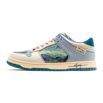 Sneaker ispirate alla notte stellata di Van Gogh