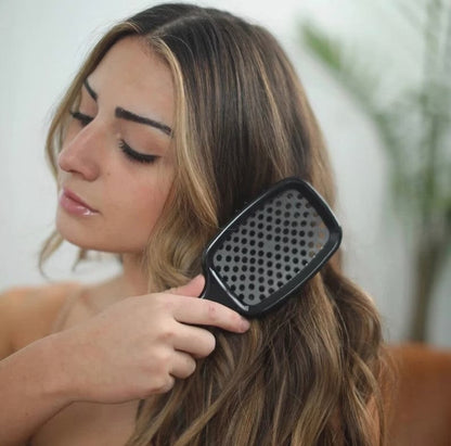 Detangling brush that removes knots painlessly 